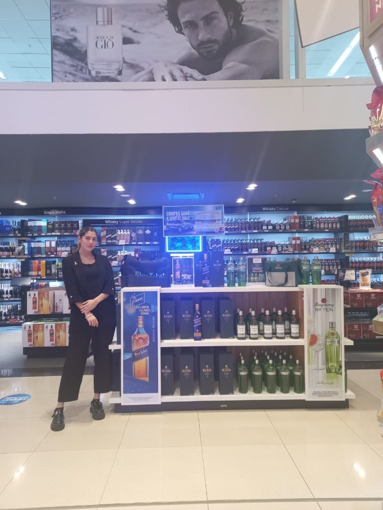 Promovendedora de Grupo Mode junto a exhibidor de Johnnie Walker Blue Label