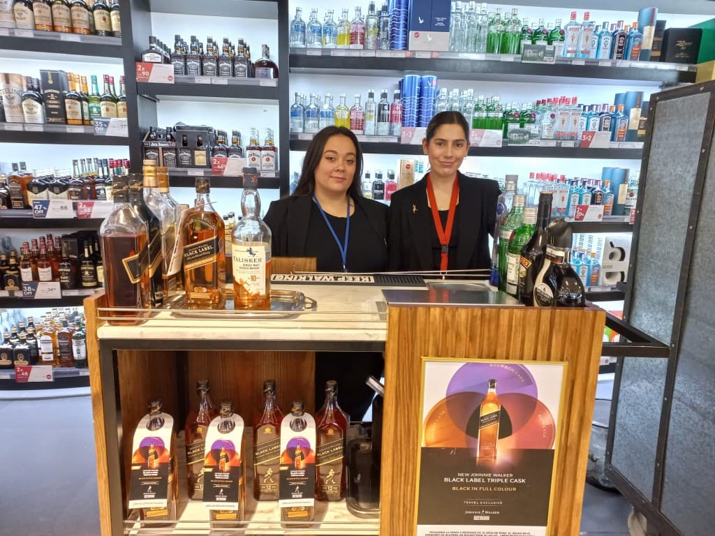 Coordinadores y promovendedoras en una barra de degustación de marcas Premium
